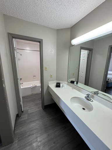Bathroom 2, Georgetown Motel, Williamson