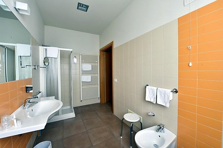 Bathroom 4, Tati, Ravenna