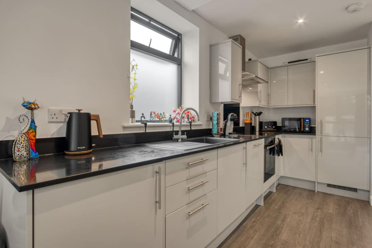 Room 3, 3-bed 2-bath Wembley Apartment With Free Parking, London