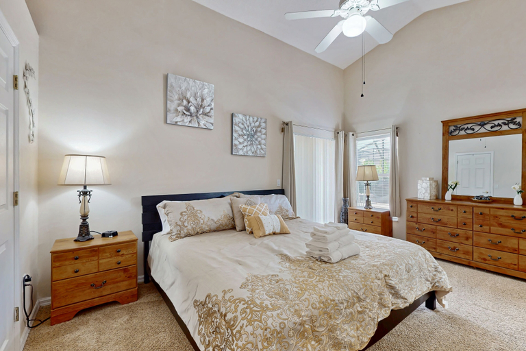 Room 3, Spacious Home With Private Pool, Pool Table and air Hockey, Polk