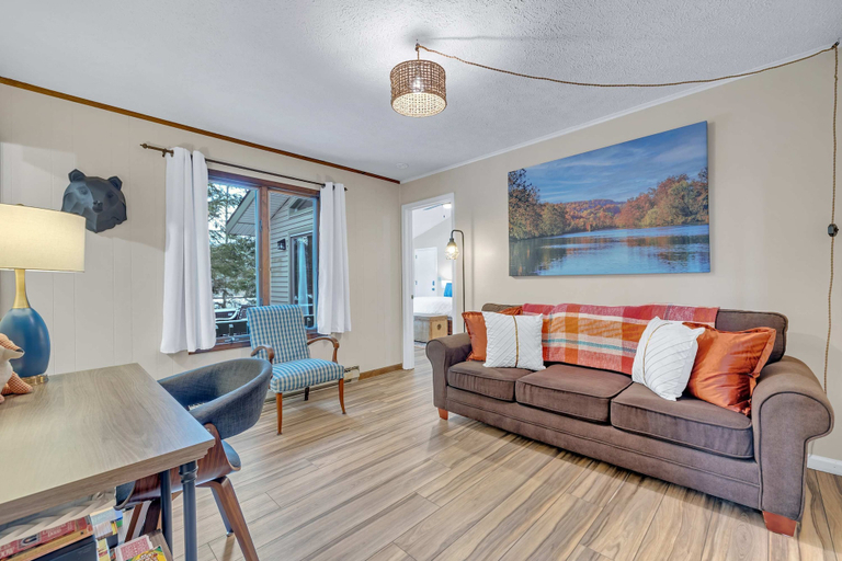 Room 3, Lakefront Poconos Retreat w Hot Tub Dog Friendly, Lackawanna