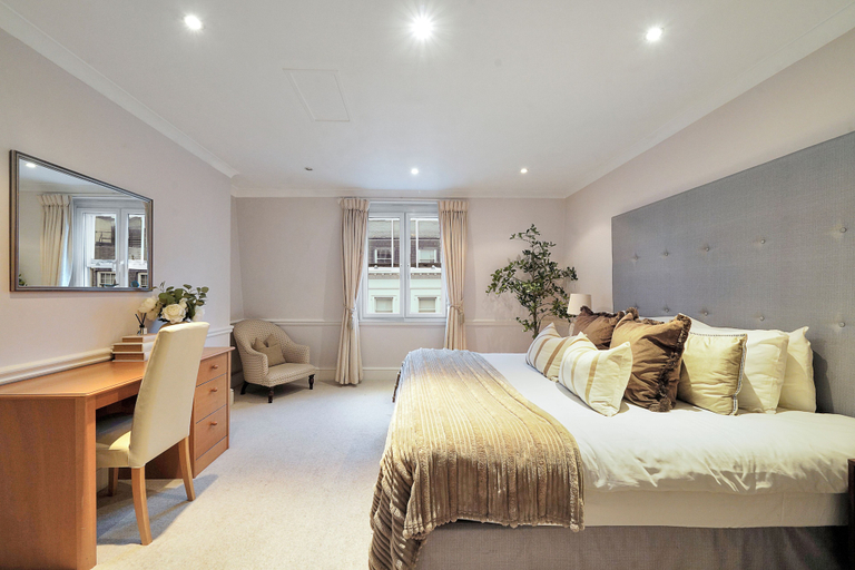 Room 2, Hertford Flat 14, London