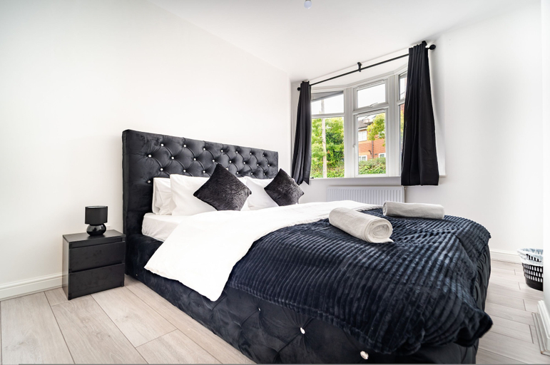 Room 2, LUX 2bdr Flat Near LTN Airport City Centre, Luton