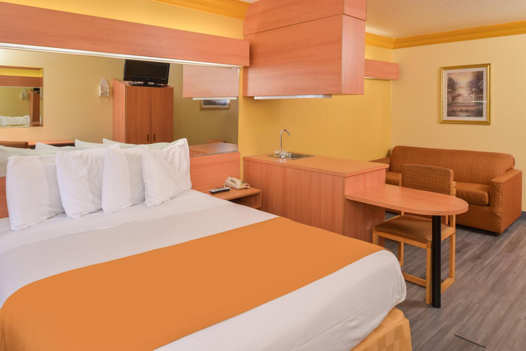 Bedroom 3, H3 Inn & Suites LAX Airport, Los Angeles