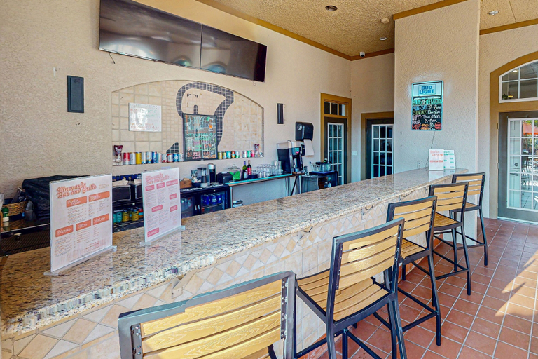 Bar (on property), Calm Condo With Pool, hot Tub, Balcony, Cabana, & Kitchen - Snowbird-friendly, Osceola