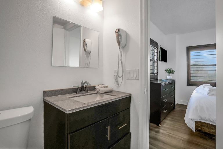 Bathroom 5, Orlando Escape - Carrier Dr, Orange