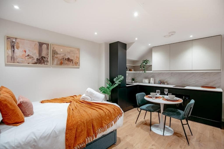 Room 2, Lindenstone Apartments, Kent