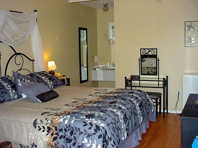 Bedroom 5, Blue Moon Motel, Niagara