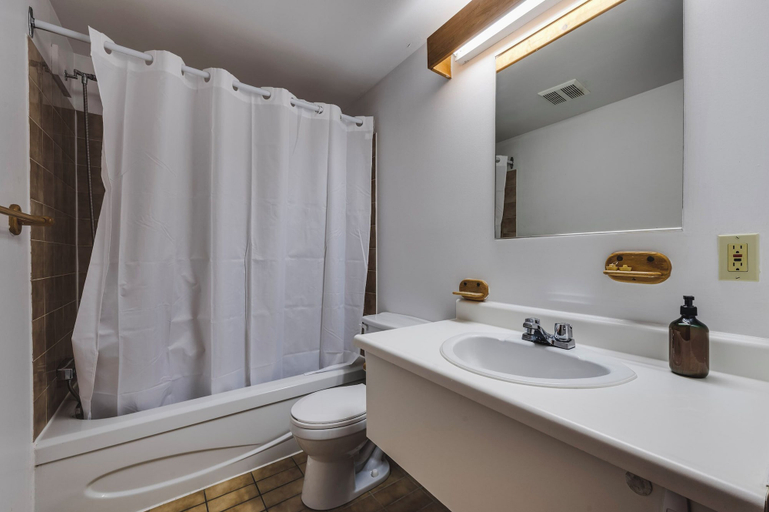 Bathroom 5, Domaine Mont Sainte-Anne, La Côte-de-Beaupré
