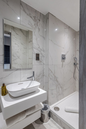 Bathroom 4, The Inn On The Mile, Edinburgh