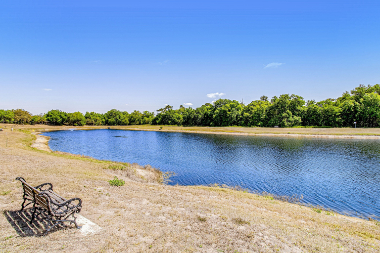 Lake 2, Friendly Condo With Shared Pool and Hot Tub, High-speed Wifi, and Central AC, Osceola