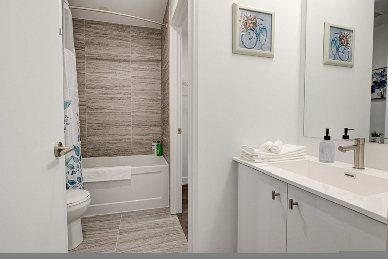 Room 4, Stylish Downtown Suite With Patio City Views, Waterloo