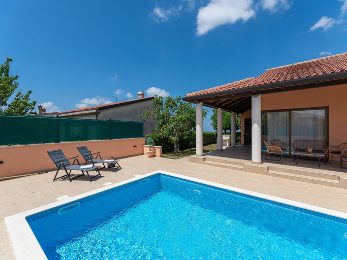 3, Stylish Villa in Buje with outdoor kitchen, Buje