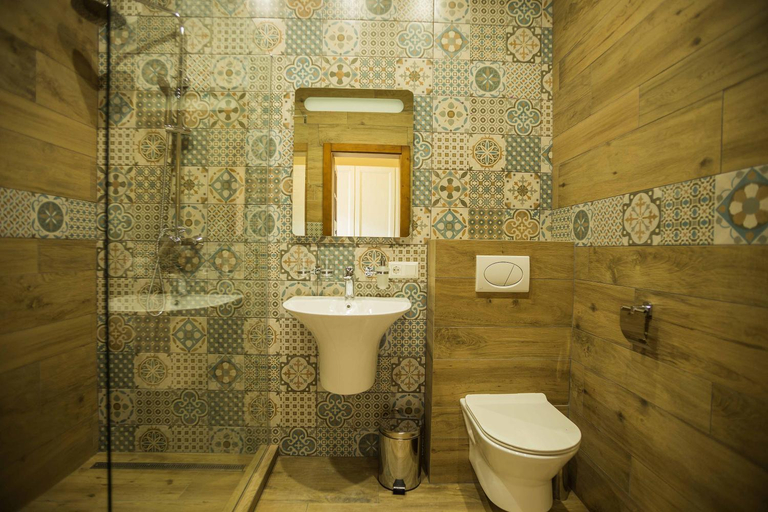 Bathroom 3, Chervona Ruta, Khusts'kyi