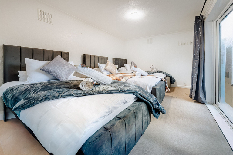 Room 3, 5 min to Heathrow Sleeps 15 Free Parking For 2, London
