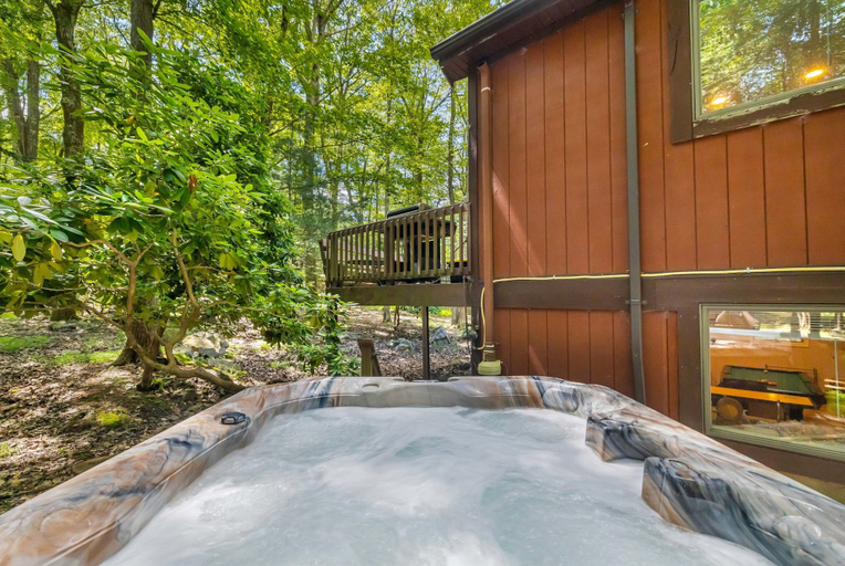 Room 5, Dog Friendly Escape w Gameroom Hot Tub Fire Pit, Carbon