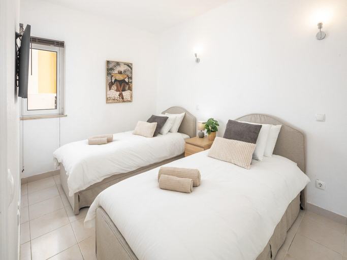 5, Family-Friendly Apartment in Carvoeiro, Lagoa
