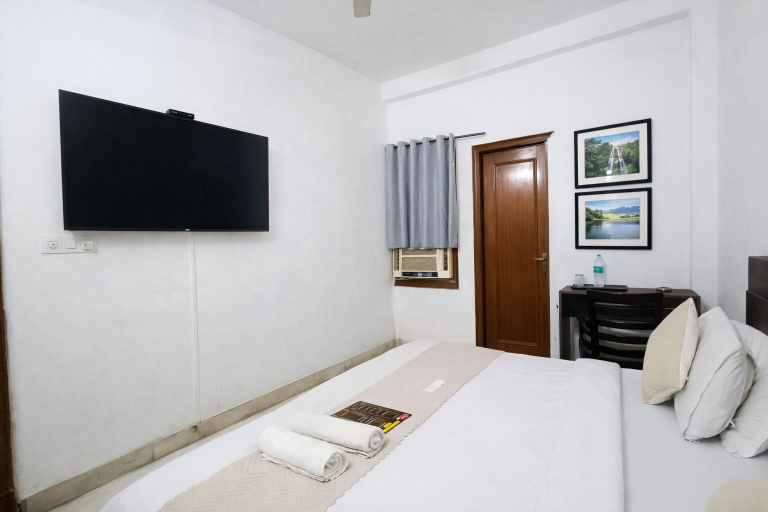 Room 4, Mauryan Express I Hotel Malviya Nagar, Delhi