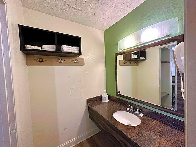Bathroom, Briarstone Inn, Sevier