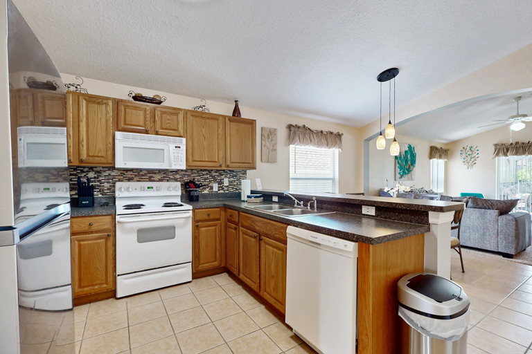 Private kitchen 4, Spacious Home With Private Pool, Pool Table and air Hockey, Polk