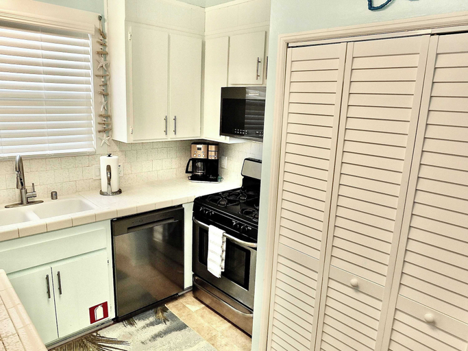 Private kitchen 5, Walk to Beach, Tropical Patio, World Cup, Sleeps 5, Los Angeles