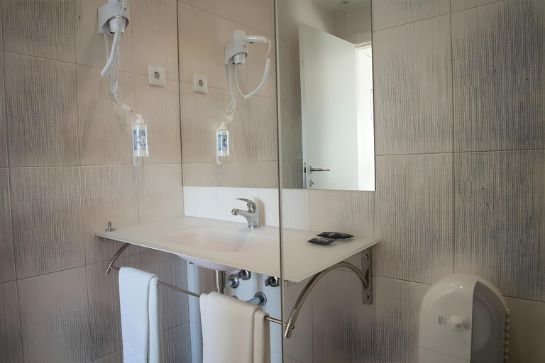 Bathroom 3, Hotel Porto Interface Trindade By Kavia, Porto