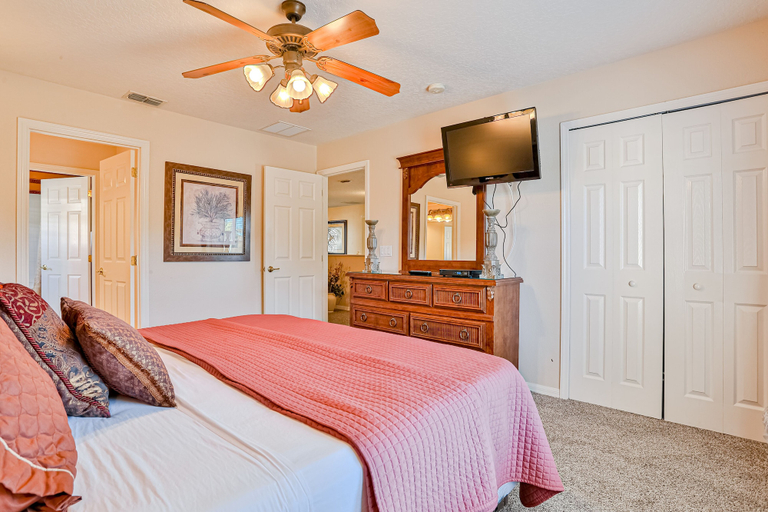 Room 2, Spacious and Inviting Home With Private Pool, Central AC, and Washer/dryer, Osceola