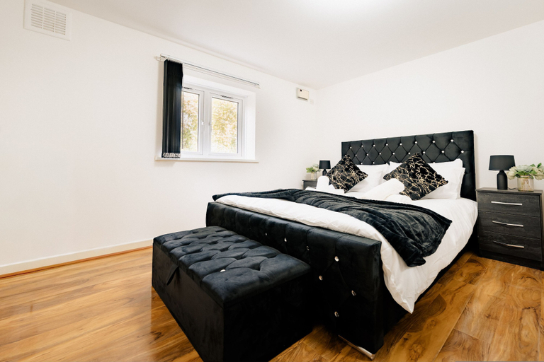 Room 5, LUX Woolwich Flat 2 Stops to Canary Wharf, London