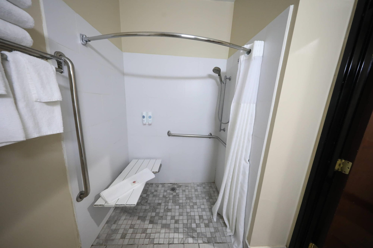 Bathroom 5, Comfort Inn & Suites Hutchinson, Reno