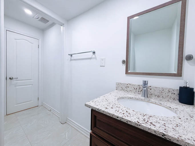 Bathroom 2, Cozy Rooms in Bright Walkout Suite - Newly Renovated 2026, York