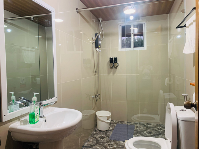 Bathroom 4, Camp John Hay Cabin, Baguio City