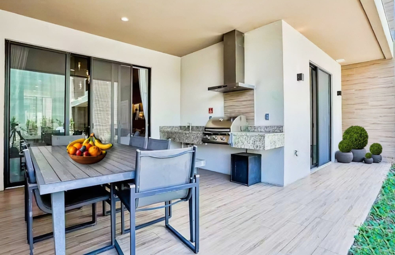 Outdoor dining 4, Modern Villa With Patio, Grill, Central AC, Wifi, Shared Pool, Tennis, & gym, Osceola