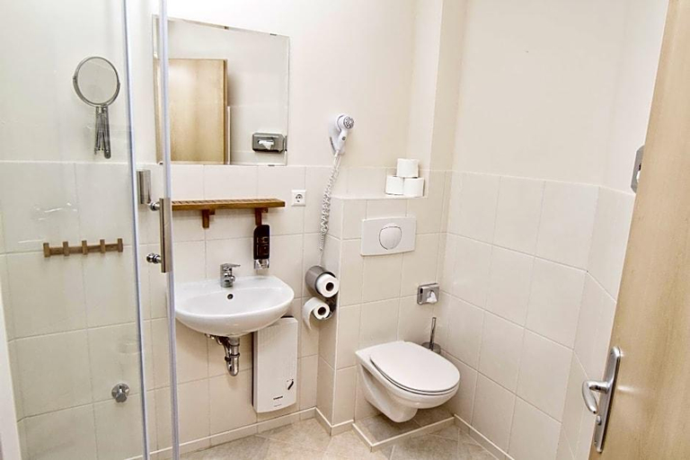 Bathroom 4, Singer109, Berlin