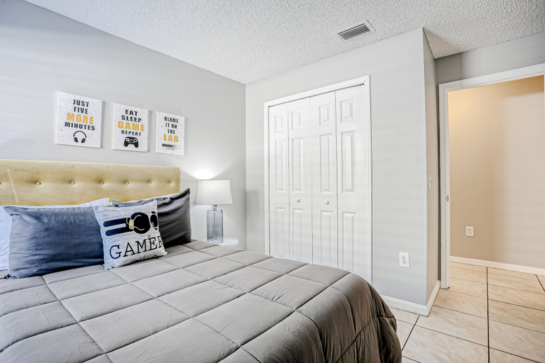 Room 4, Beautiful Home With Private Pool, Screened Lanai, Wifi, Private W/d, and AC, Osceola