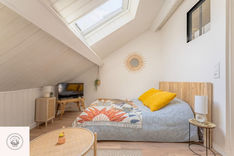 Room 2, Les Combles d Eugene Proche Bollaert 2pers, Pas-de-Calais