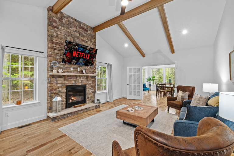 Room 1, Luxe Lakefront 10min2jfbb w Beach Gameroom Firepit, Monroe