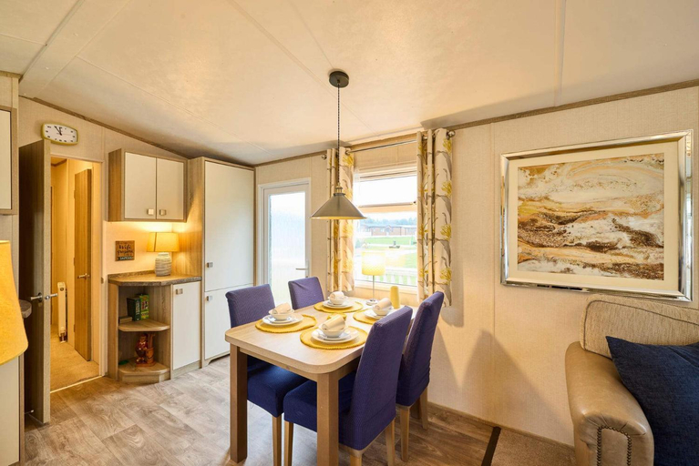 Others 3, The Major Oak Lodge with Hot Tub, East Riding of Yorkshire