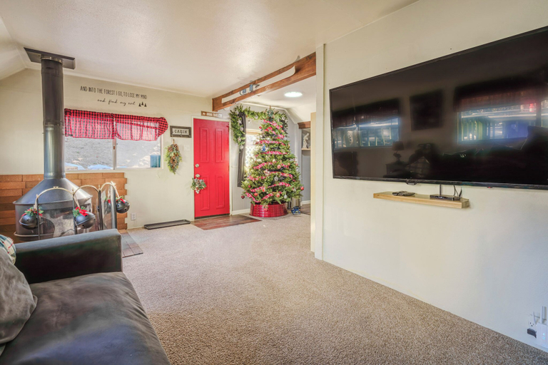 Living area 5, Gonzalez Cabin, San Bernardino