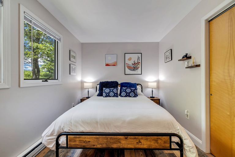 Room 3, Dog Friendly Escape w Gameroom Hot Tub Fire Pit, Carbon