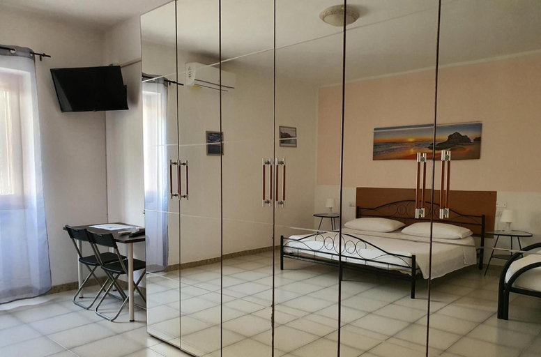Bedroom 3, B&B Pizzomunno e Cristalda Rooms, Foggia