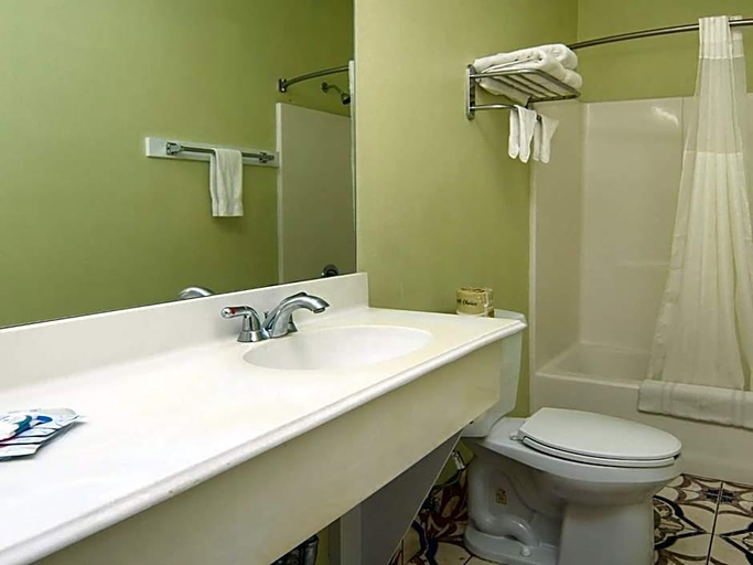 Bathroom 3, Quality One Motel, Parker