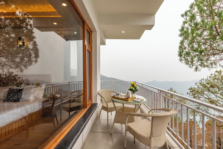 Outdoor dining 5, Alaya Stays Querencia 5BHK with HillView, Solan