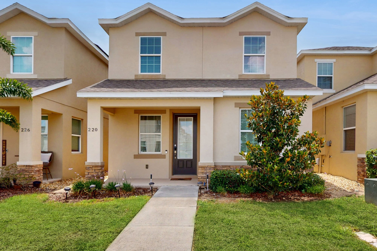Exterior 2, Magwins Villa Updated Modern Comfort With Full Kitchen - Snowbird Friendly, Polk