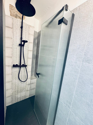 Bathroom 3, Maison du Roy/ Upper Cambers, Tarn-et-Garonne