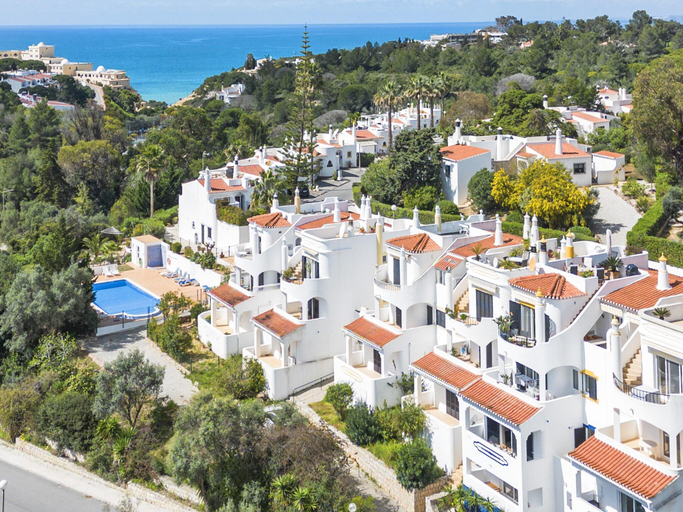 2, Family-Friendly Apartment in Carvoeiro, Lagoa