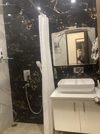 Bathroom, Hotel Le Halcyon Kasau, Solan