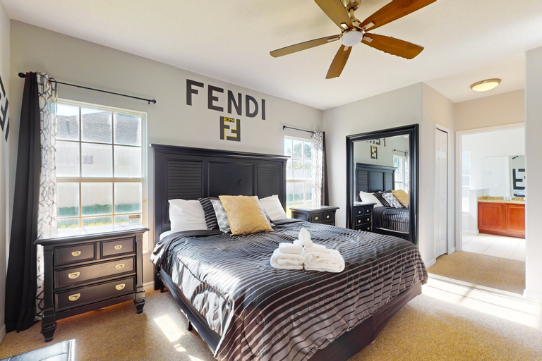 Room 4, Spacious Home With Game Room and Mickey Shaped Pool and gas Grill, Osceola