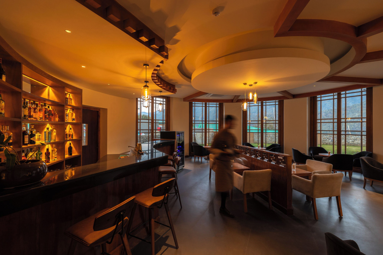 Bar (on property), Amba Paro, Tsento