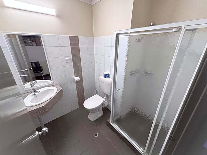 Bathroom 2, Prince Of Wales Hotel Bunbury, Bunbury