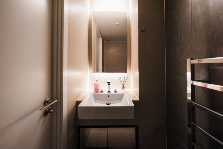 Room 4, LUX Aldgate Apartment I Central London Zone 1, London